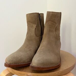 FRYE AND CO. Billy Side Zip Ankle Boots - Tan Suede